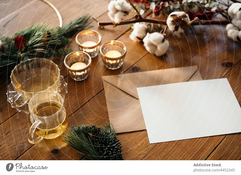 Weihnachten Zusammensetzung mit leeren Postkarte auf Holztisch Ast Zweig Kerze Dekoration & Verzierung Tisch Veranstaltung Tanne Baumwolle nadelhaltig Neujahr