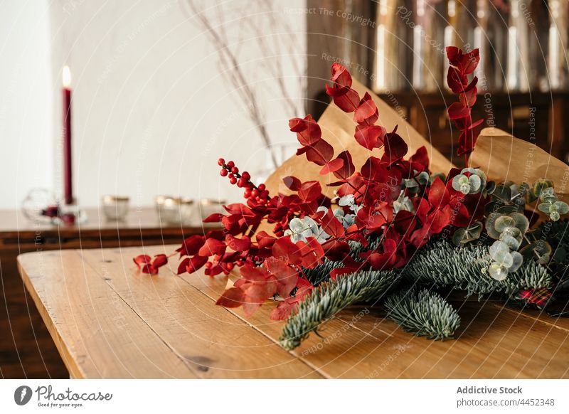 Stilvoller Weihnachtsstrauß auf Holztisch Dekor Weihnachten Ast festlich Blumenstrauß Zweig Beeren Stechpalme Dekoration & Verzierung Tisch hölzern Design