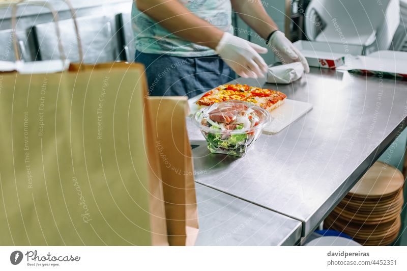 Unbekannter Koch verpackt Takeaway-Bestellungen Restaurantküche Bestellungen vorbereiten Tüte Verpackung unkenntlich Imbissbude Salatbeilage Großküche Paket