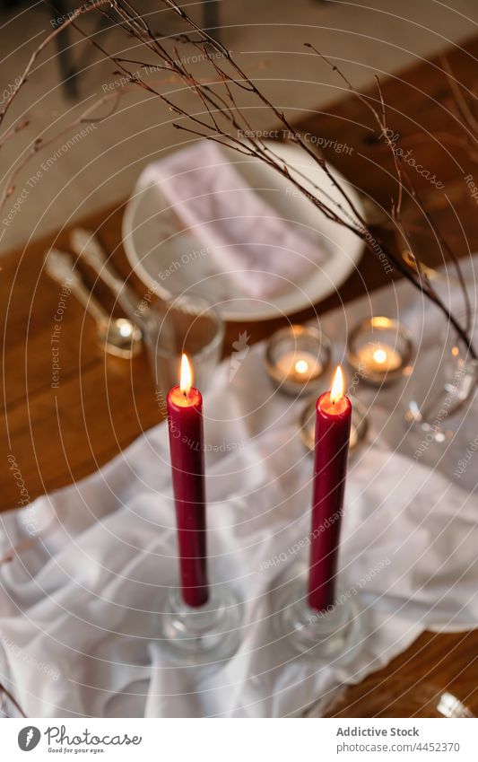 Servierte Festtafel mit brennenden Kerzen Tisch Dekoration & Verzierung Veranstaltung dienen festlich kreativ feiern Teller Design Weihnachten Ast Tischwäsche