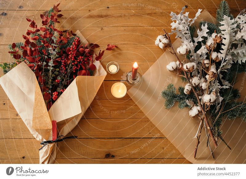 Stilvoller Weihnachtsstrauß auf Holztisch Kerze Dekor Weihnachten Ast festlich Baumwolle Tanne Blumenstrauß Dekoration & Verzierung Tisch hölzern Design