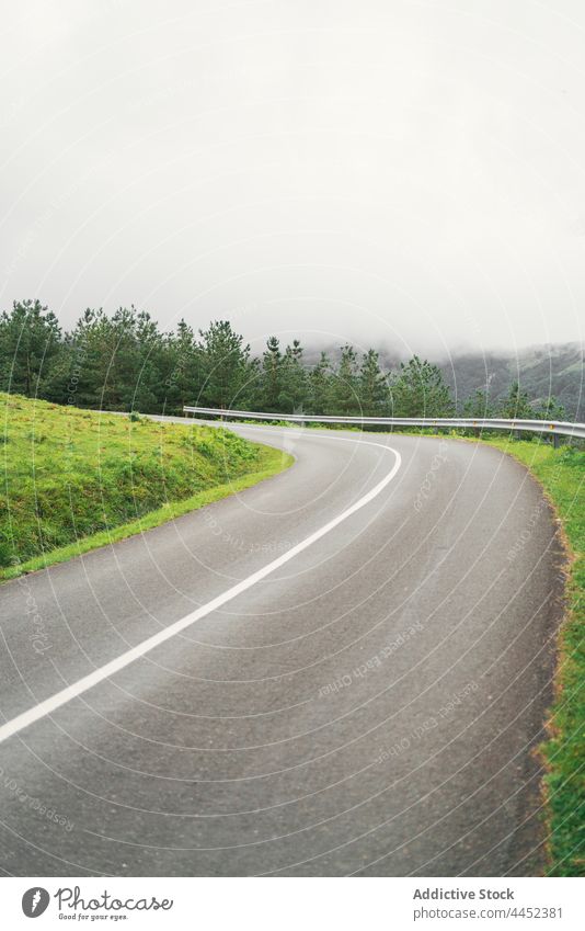 Kurvenreiche Straße gegen Berg bei nebligem Wetter Route Regie Himmel Baum Berge u. Gebirge Natur Hochland Nebel Landschaft Asphalt Fahrspur Fahrbahn vegetieren