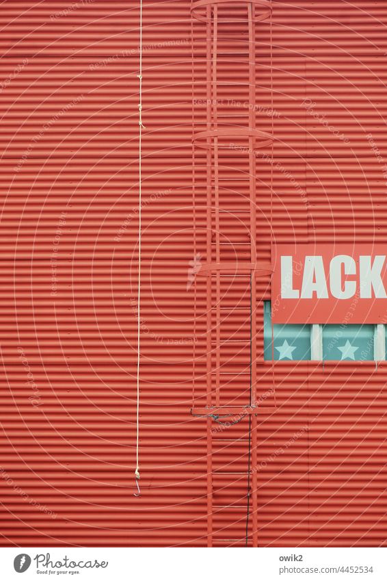 Durchdringend Wand Metall rot Farbfoto einfach Gebäude Mauer abstrakt Muster Strukturen & Formen Textfreiraum oben Textfreiraum links Menschenleer