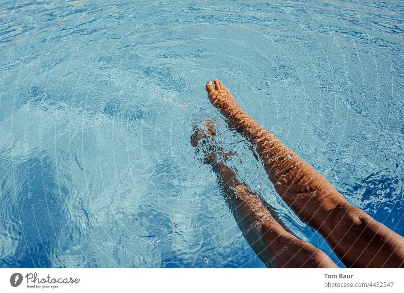 Schöne Frauenbeine im Pool Beine Schwimmbad plantschen genießen Sommer Wasser blau Schwimmen & Baden nass Erholung Freude Außenaufnahme Erfrischung
