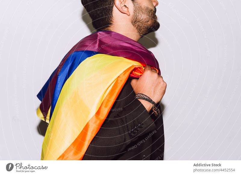 Anonymer Mann trägt LGBT-Flagge Regenbogen Fahne Symbol rechts Gemeinschaft Vereinigung Toleranz Respekt männlich Optimist Homosexualität positiv spielen