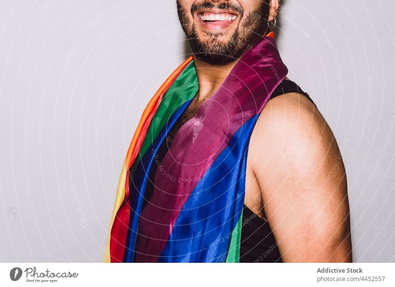 Fröhlicher anonymer Mann mit geöffnetem Mund und LGBT-Flagge Lachen Regenbogen Fahne Symbol rechts Gemeinschaft Vereinigung Toleranz Respekt männlich Optimist