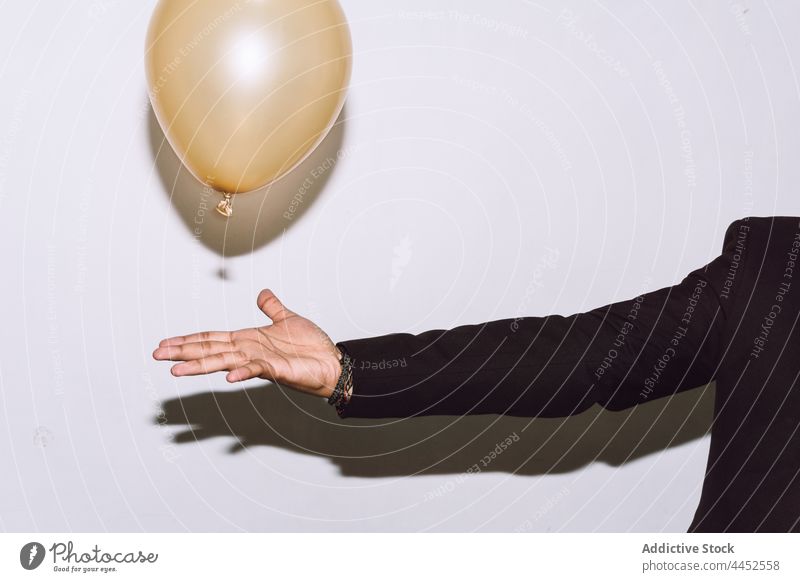 Mann spielt mit Luftballon auf Party Veranstaltung Feiertag feiern spielen Anlass Überraschung männlich Studioaufnahme gratulieren inkognito
