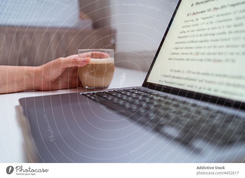 Anonymer Schriftsteller mit Laptop und Kaffee zu Hause freiberuflich Schreibtisch heimwärts Frau Porträt benutzend Apparatur Text Blogger Autor Gerät Netbook