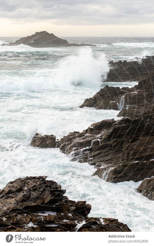 Stürmische See mit spritzendem Schaum gegen Felsen MEER schäumen platschen Energie Kraft Bewegung Unwetter Natur Meereslandschaft Landschaft Hochland Himmel