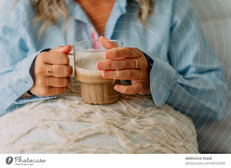 Verträumte Frau genießt köstlichen Milchkaffee zu Hause trinken Latte Kaffee Heißgetränk Getränk natürlich Aroma heimwärts schäumen aromatisch Tasse Wittern