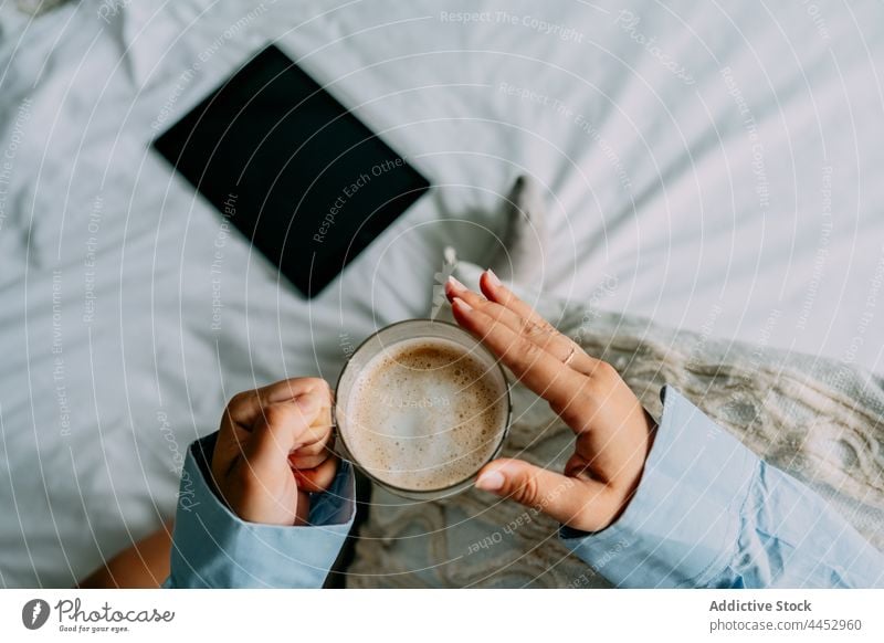 Crop-Frau mit Latte ruht im Haus Zimmer Kaffee Heißgetränk Getränk einsam heimwärts Hemd Kissen dekorativ natürlich Aroma schäumen aromatisch Tasse Wittern
