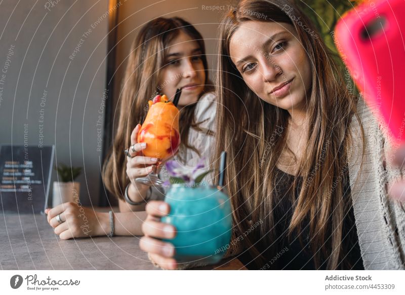 Freundinnen mit Cocktails nehmen Selfie auf Smartphone in der Straße Cafeteria Selbstportrait Gedächtnis Moment Zeit verbringen Café benutzend Apparatur urban
