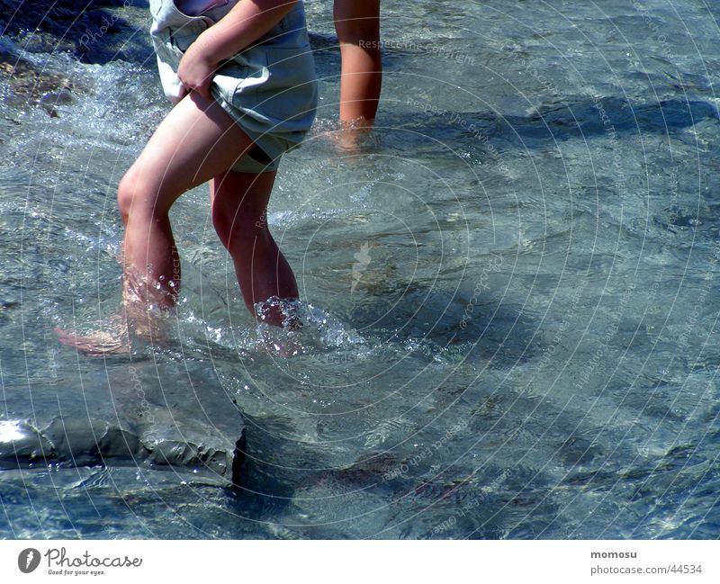 wasserläufer Kind Kühlung nass Vergnügungspark Spielen Schifffahrt Wasser Beine Fuß Freude