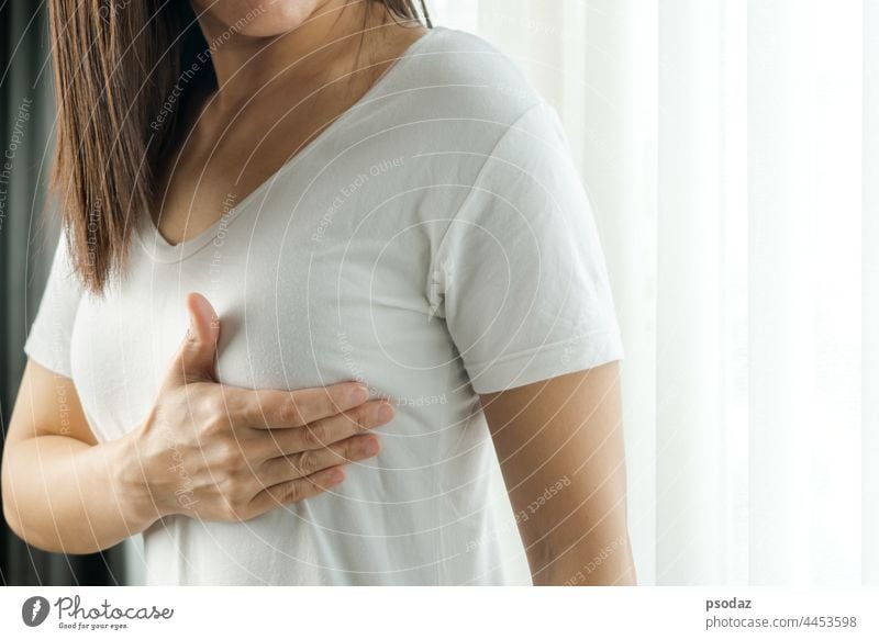Frau überprüft mit der Hand Knoten auf ihrer Brust auf Anzeichen von Brustkrebs. Frauen Gesundheitswesen Konzept. Erwachsener Anatomie asiatisch Erkenntnis