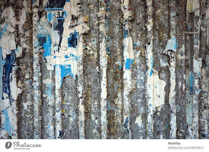 Alter grauer Bauzaun aus Profilstahl mit Papierresten abgerissener blauer Plakate in der Altstadt von Taksim an der Istiklal Caddesi in Beyoglu in Istanbul am Bosporus in der Türkei