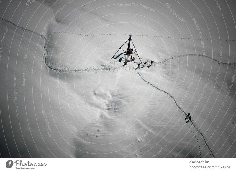 Fuß Spuren im Tiefschnee. Eine Gruppe von Bergsteigern hat sich kurz vor dem Zugspitz  Gipfel  getroffen. Schneespur Winter Außenaufnahme kalt Eis Frost Wetter