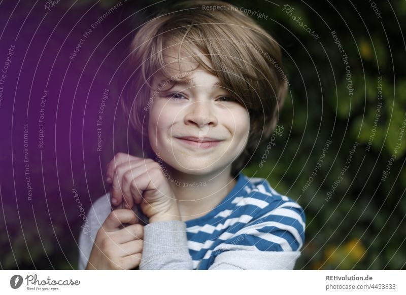 Portrait eines Jungen 7 Jahre schön Mensch Lächeln Porträt Kind Kindheit glücklich natürlich Glück Außenaufnahme Garten Sommer Wohlgefühl Zufriedenheit Gesicht