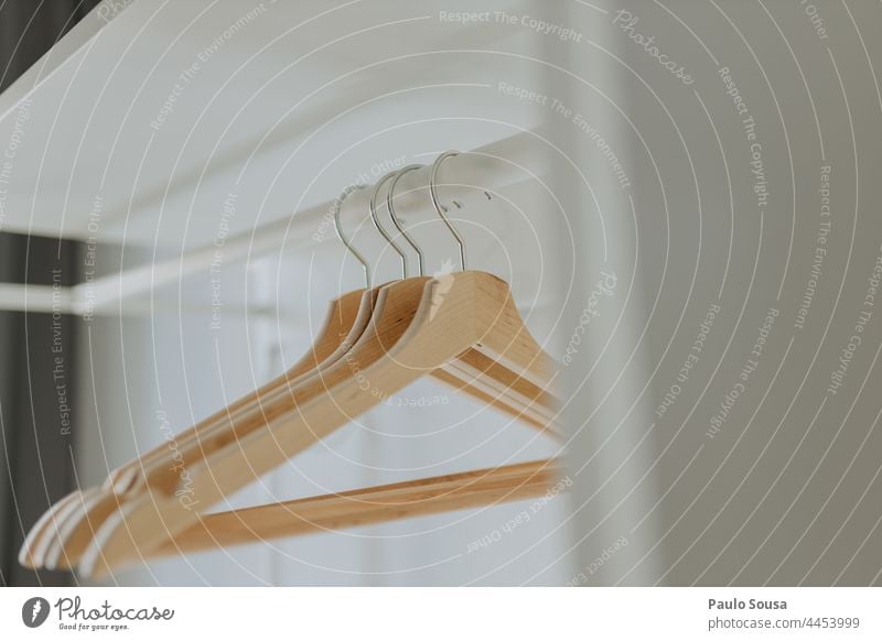 Leerer Kleiderbügel Bekleidung Kleiderstange gebraucht Mode Sekundenzeiger Kleidungsstücke hängen Kleiderhaken Farbfoto aufhängen Haushalt Häusliches Leben