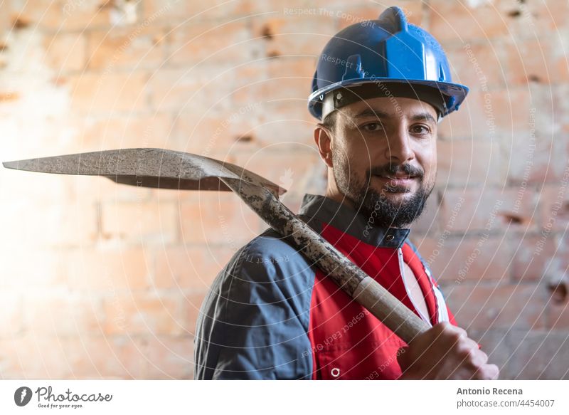 Bauarbeiter mit Schaufel schaut lächelnd mit Helm in die Kamera Mann Maurer Arbeiter Job Konstruktion arabisch 40s Persona 35-39 Jahre Kinnbart im Innenbereich