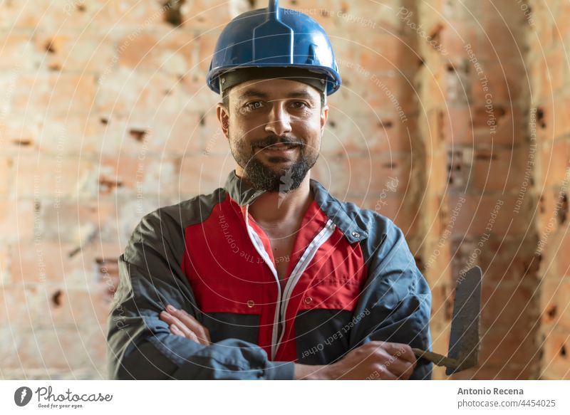 Maurer posiert lächelnd bei der Renovierung eines Badezimmers picola Profil Mann Arbeiter Job Konstruktion arabisch 40s Persona 35-39 Jahre Kinnbart