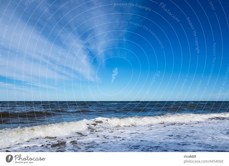 Wellen an der Ostseeküste bei Nienhagen Küste Strand Meer Buhne Wasser Natur Landschaft Urlaub Mecklenburg-Vorpommern Klima Wetter Erholung Himmel Wolken Idylle
