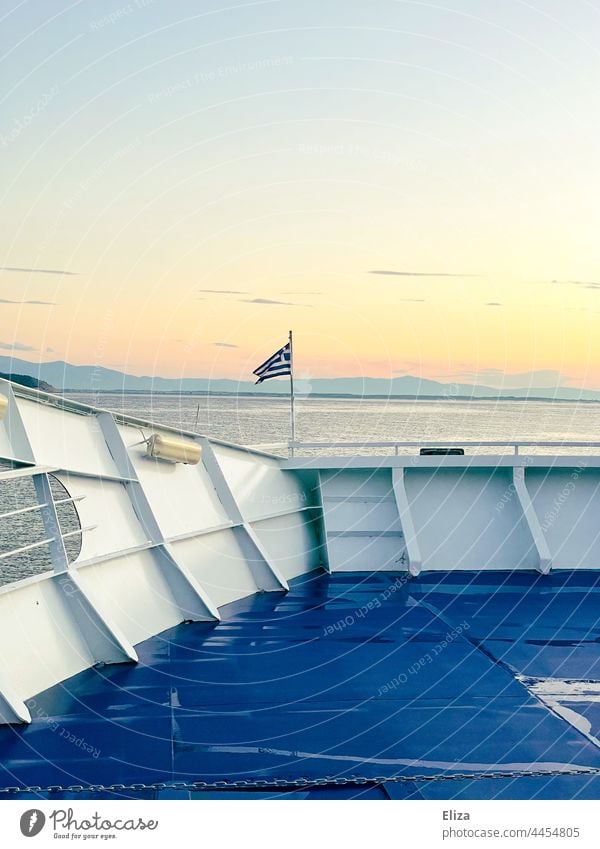 Griechische Flagge auf einer Fähre Griechenland griechische Flagge Urlaub Meer Wasser blau Nationalflagge Menschenleer Schiff an Deck