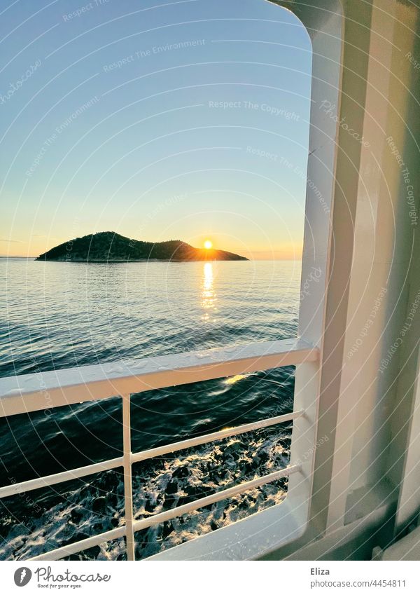 Ausblick auf eine kleine Insel im Meer und den Sonnenaufgang von einem Schiff aus Reling Fähre Wasser Schifffahrt Wellen Horizont Ferne verreisen Bootsfahrt