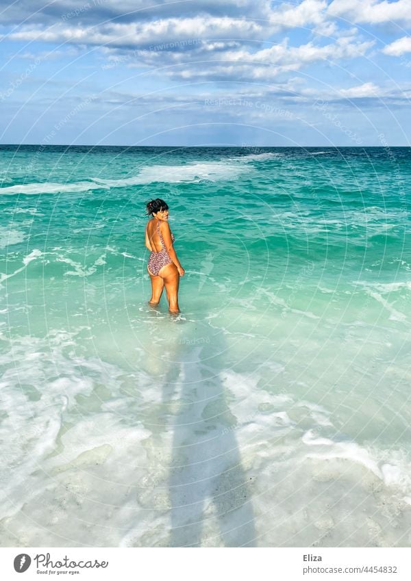 Braungebrannte Frau im Bikini steht im Meer und genießt ihren Sommerurlaub Urlaub Baden braungebrannt Badeurlaub Schwimmen & Baden Strand lachen Sonnenschein