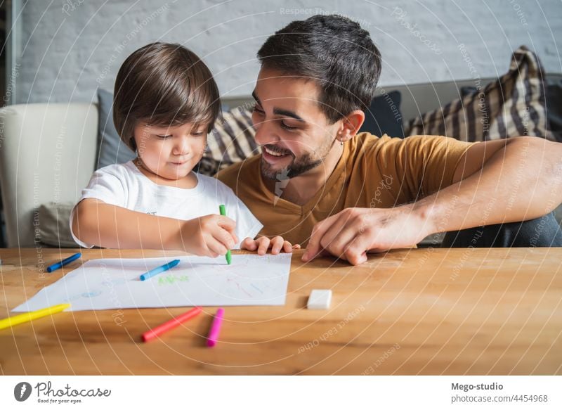 Vater und Sohn spielen zusammen zu Hause. monoparentiell Zeichnung Kind im Innenbereich Zusammensein heimwärts Stock Aktivität Lifestyle Konzept