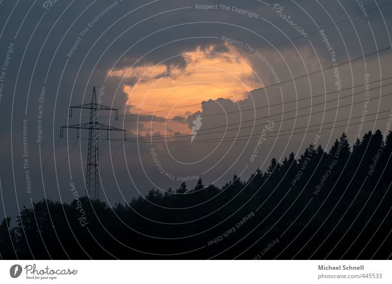 Energien Energiewirtschaft "Strom Strommast Energie" Himmel Wolken Sonnenlicht Respekt Umwelt Farbfoto Außenaufnahme Abend