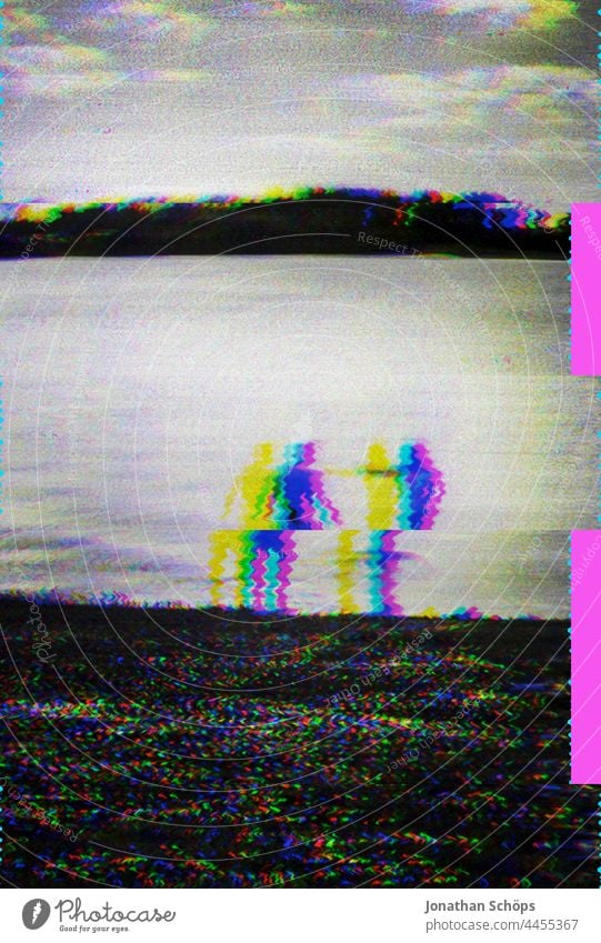 zwei Personen beim Baden am See Glitch Festival enstpannung Oberkörperfrei Transzendenz retro leuchtende Farben psychedelisch Effekt Dimension verschoben