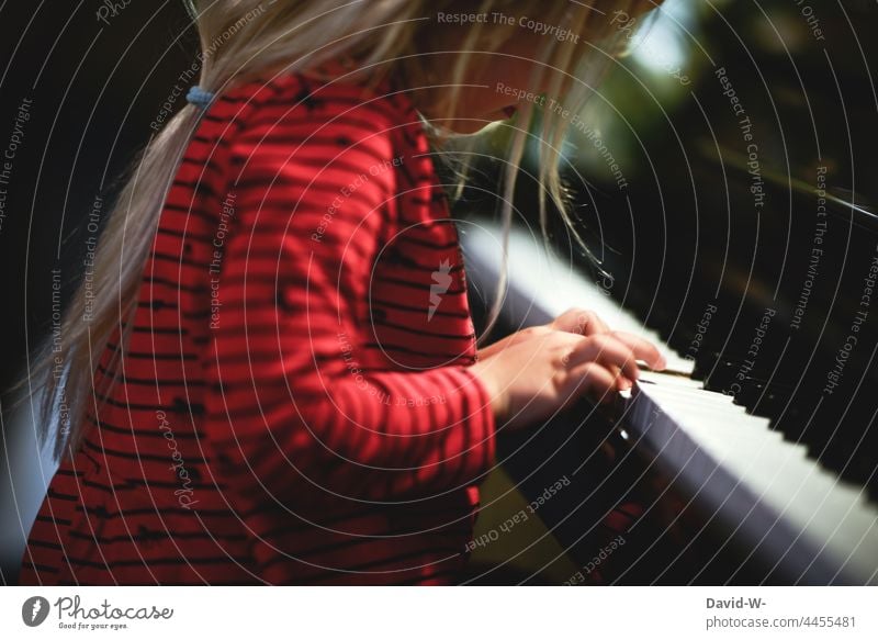 junges Mädchen spielt Klavier Kind Musik Finger spielen Kindererziehung Musikinstrument Hand konzentriert
