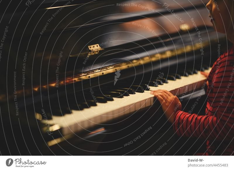 Kind am Klavier - Freude an der Musik Musikinstrument freude Spaß Tasten Finger musizieren spielen Musiker Kultur üben