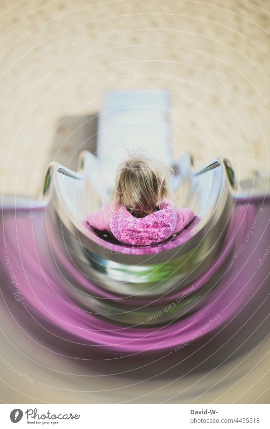 Mädchen rutscht die Rutsche hinunter Spaß Freude Spielplatz rutschen Kind Kindheit Lebensfreude