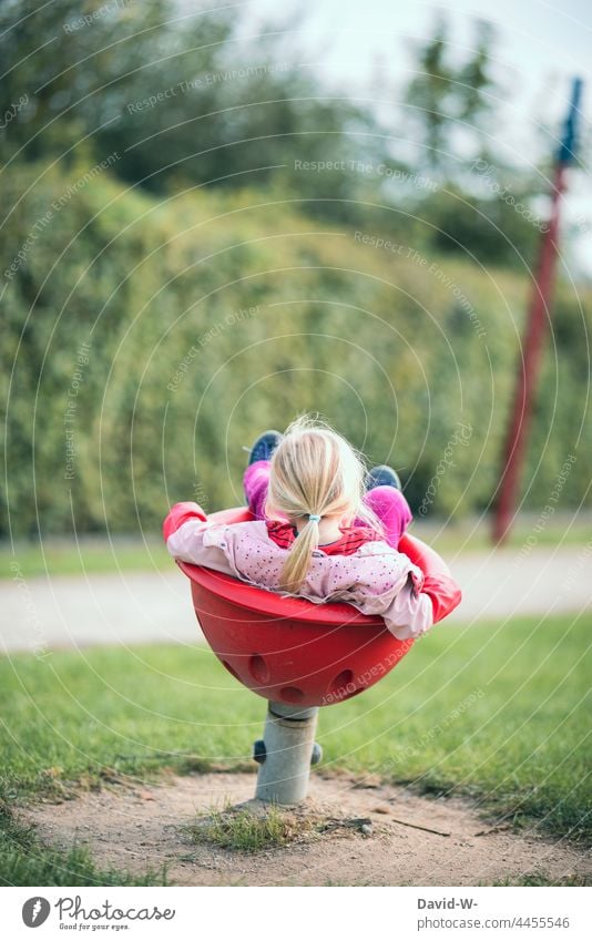spielendes Kind auf dem Spielplatz Spaß Freude Bewegung Mädchen draußen Spielgerät Lebensfreude Herbst