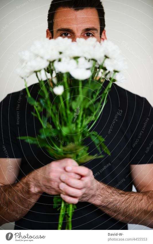 Mann hält einen Blumenstrauß in den Händen Geschenk halten Romantiker Muttertag Valentinstag schenken Geburtstag