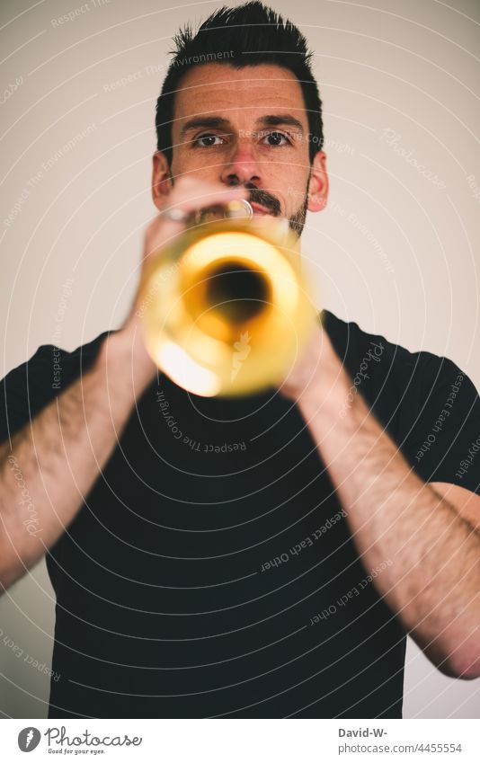Musiker spielt Trompete Musikinstrument spielen musizieren Kultur Jazz Spaß Freude Klang Mann