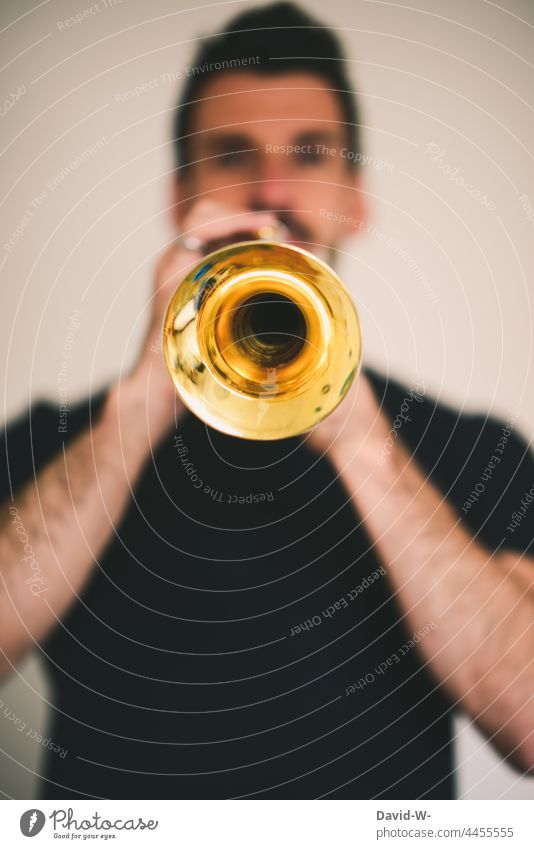 Trompete spielen Musiker Mann Musikinstrument Trompeter Kultur musizieren Melodie