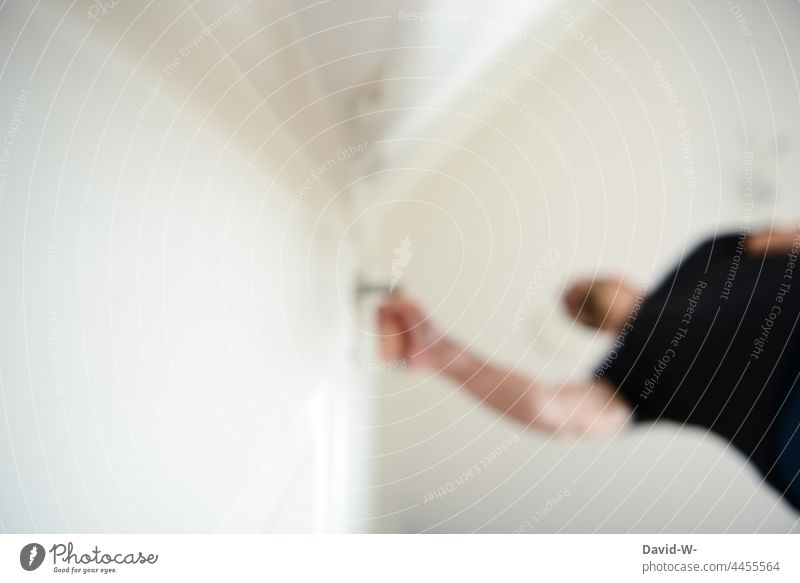 Mann öffnet die Tür öffnen Unschärfe anonym türklinke Hand Eingang