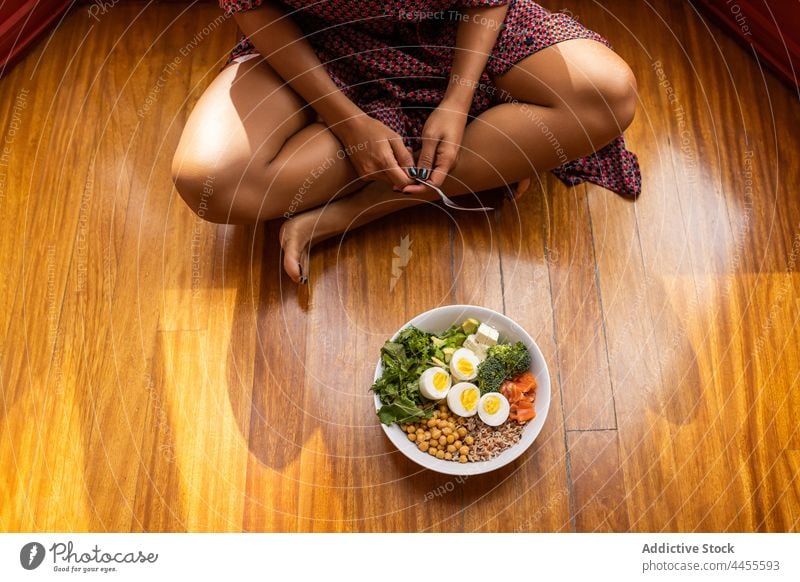 Anonyme Frau isst gesundes Mittagessen in einer Schüssel Schalen & Schüsseln Supernahrung gesunde Ernährung selbstgemacht Diät Salatbeilage Lebensmittel lecker