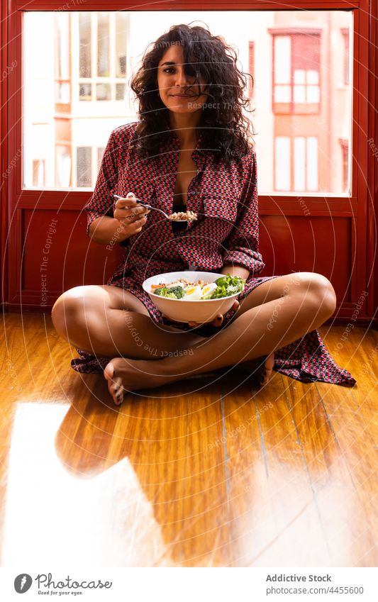 Junge Frau isst gesundes Mittagessen in einer Schüssel Schalen & Schüsseln Supernahrung gesunde Ernährung selbstgemacht Diät Salatbeilage Lebensmittel lecker