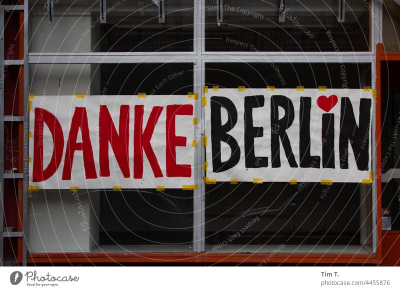 ein Transparent im Schaufenster eines Ladens mit der Aufschrift "Danke Berlin" Schönhauser Allee Farbe Prenzlauer Berg Stadtzentrum Hauptstadt Außenaufnahme