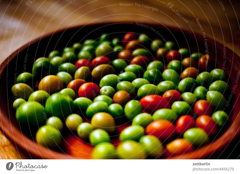 Kleine unreife Tomaten ernte tomate tomaten frisch geerntet grün viel menge vitamine obst gemüse schale topf behälter Solanum lycopersicum nachtschattengewächs