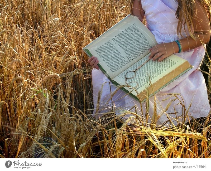 ...mit Lorgnette Lorgnon Kind Buch Mädchen Feld lesen Hand historisch Monokel Getreide lernen sitzen
