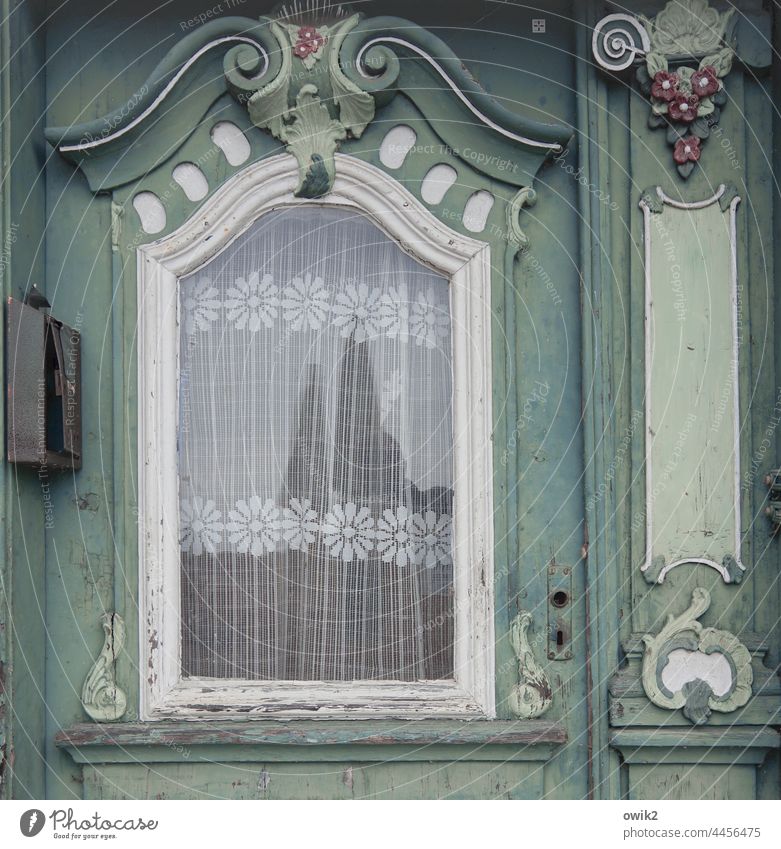 Lauenburg Holz alt Fenster Häusliches Leben Idylle Detailaufnahme Eingangstür Totale Tür Menschenleer Zahn der Zeit Vergangenheit Glas Farbfoto Gedeckte Farben