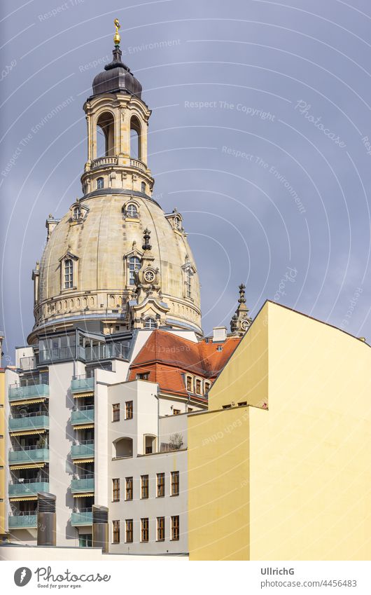 Dresden, Sachsen, Deutschland: Frauenkirche und Gebäude von der Landhausstraße aus gesehen. Architektur Kirche Haus wohnbedingt Denkmal Wahrzeichen Sightseeing