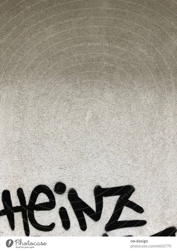 HeiNZ - gezeichnet & gemalt Heinz Männername Mann männlich Person Graffiti Menschen Sommer Fassade schwarz Schmiererei Straßenkunst Jugendkultur Buchstaben