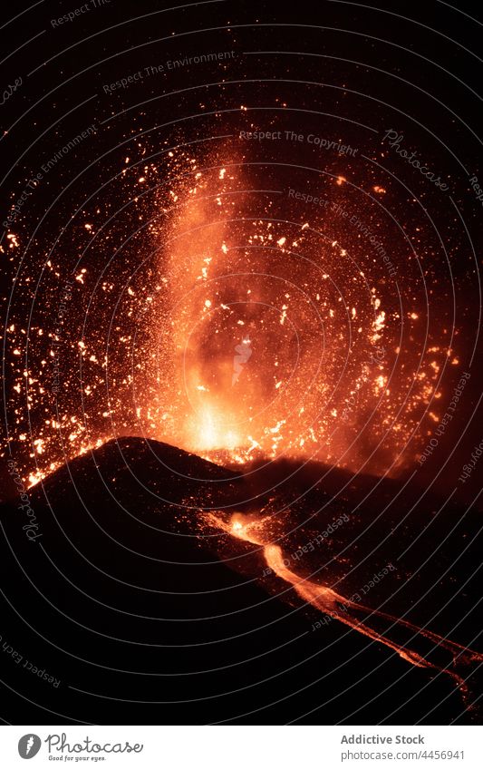 Vulkanausbruch des Cumbre Vieja auf La Palma Kanarische Inseln 2021 Lava Natur gefährlich Explosion Feuer Rauch Magma Krater geschmolzen Umwelt Erde Flamme