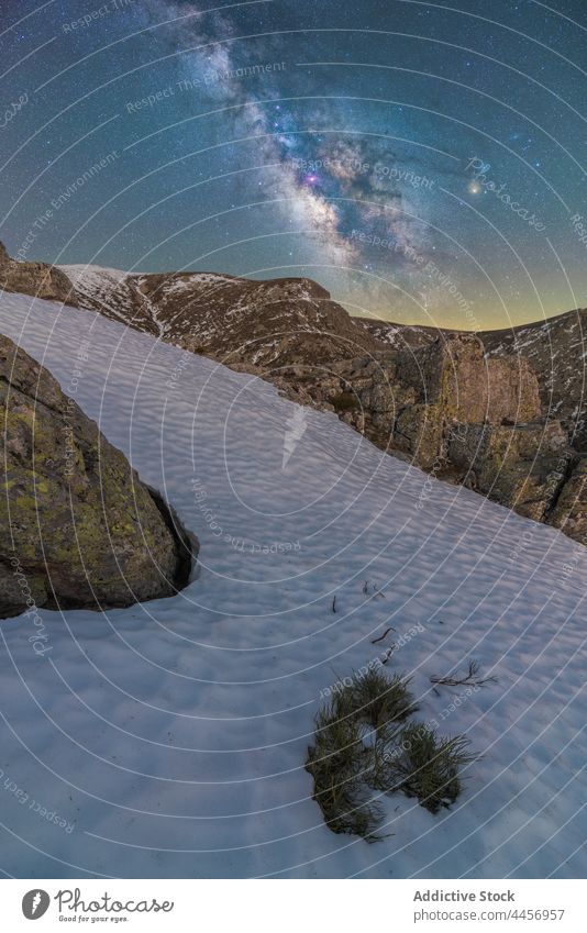 Verschneites Hochland im Winter unter nächtlichem Sternenhimmel mit Milchstraße Berge u. Gebirge Schnee Tal Tierwelt felsig Formation Ambitus Landschaft