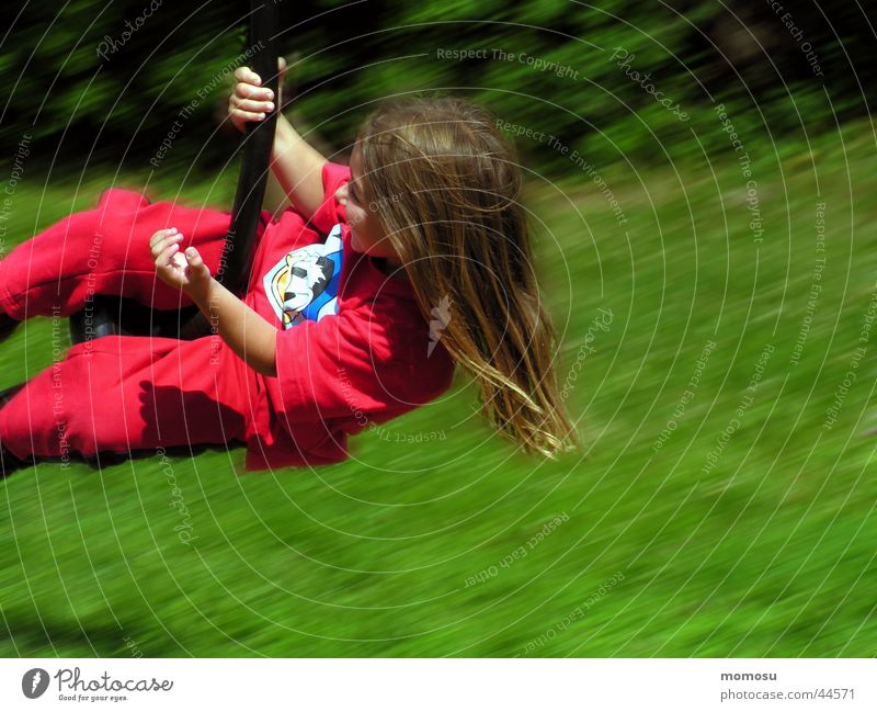 flug durch das grün Kind Mädchen Spielplatz Gras Wiese rot Luftverkehr Fun Bewegung Haare & Frisuren